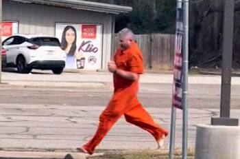 VIDEO | Corriendo y con manos esposadas: Así fue la viralizada fuga de un recluso en Texas