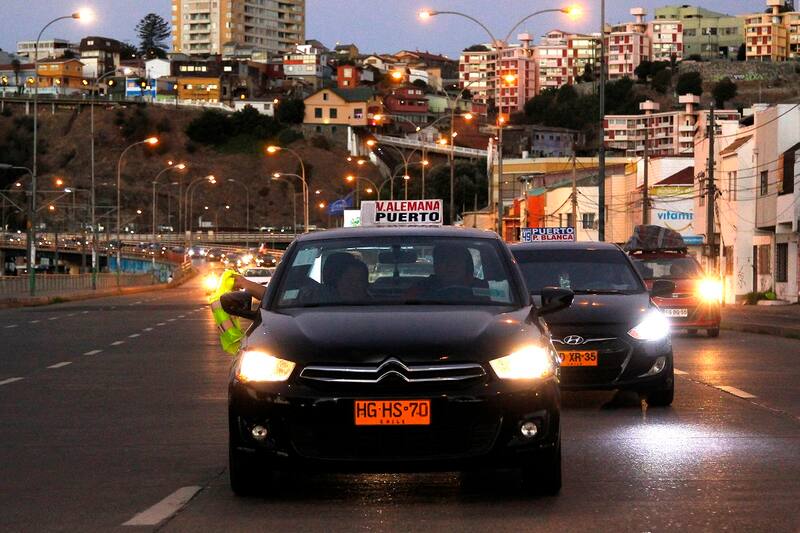 Valparaiso, 2 marzo 2017.
Taxis y colectivos de Valparaiso y Viña protestan por el funcionamiento de la empresa de transporte privado Uber.
Sebastian Cisternas/ Aton Chile