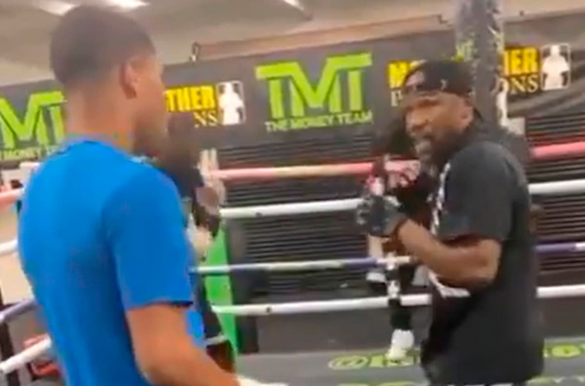 ¿Qué mejor coach? Floyd Mayweather se luce entrenando a joven promesa