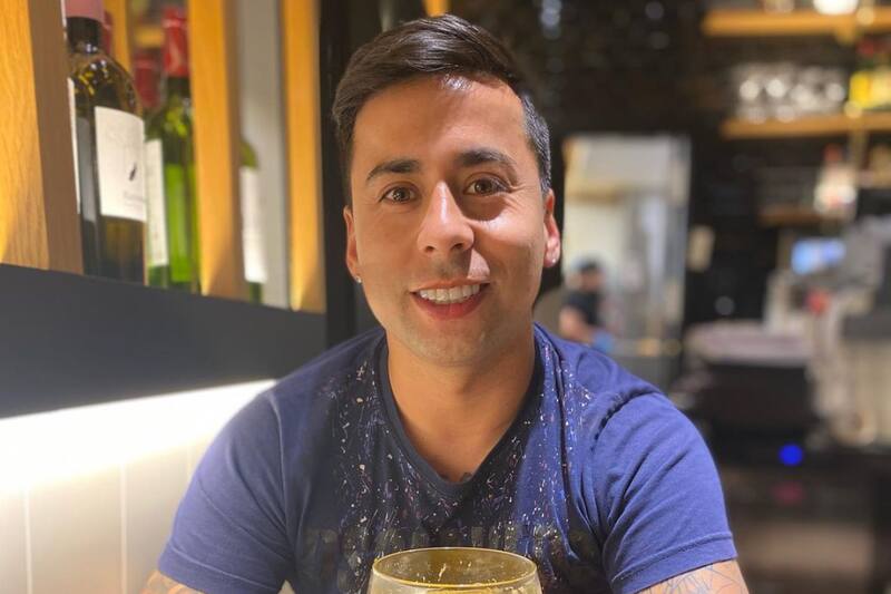 Dino Inostroza es un chico reality conocido por su controversial participación en "Resistiré", donde fue expulsado debido a agredir a una de sus compañeras.