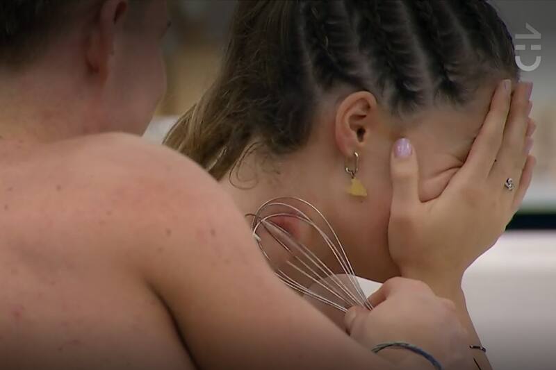 Raimundo intentó ayudar a una mortificada Alessia a eliminar la marca.