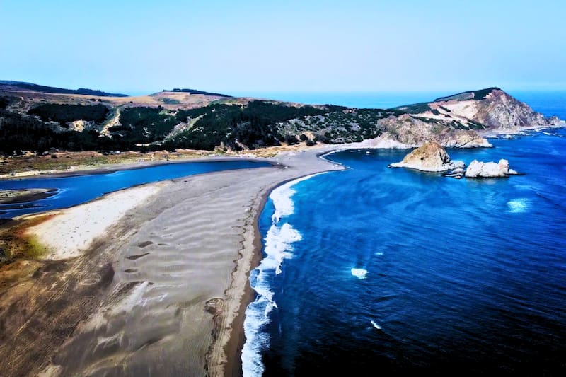 Se destaca por su extensa playa rodeada de naturaleza. Créditos: Sandee.
