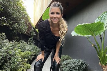 Aseguran que influencer “Te lo Recomiendo” habría abandonado Chile con su esposo