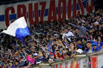 Juez del partido entre la UC y Unión San Felipe por Copa Chile se sacó fotos con hinchas "Cruzados" tras el triunfo