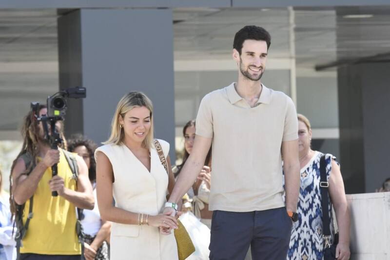 con su mujer saliendo del hospital en el que estaba internado