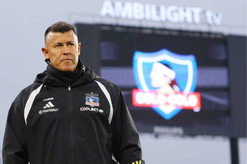 dirigiendo a Colo Colo en el Estadio Monumental. Foto: Aton.