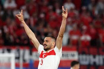 Fue héroe de Turquía en la Eurocopa, es “ahijado” de un crack de La Roja y se metió en un lío por celebración ultraderechista