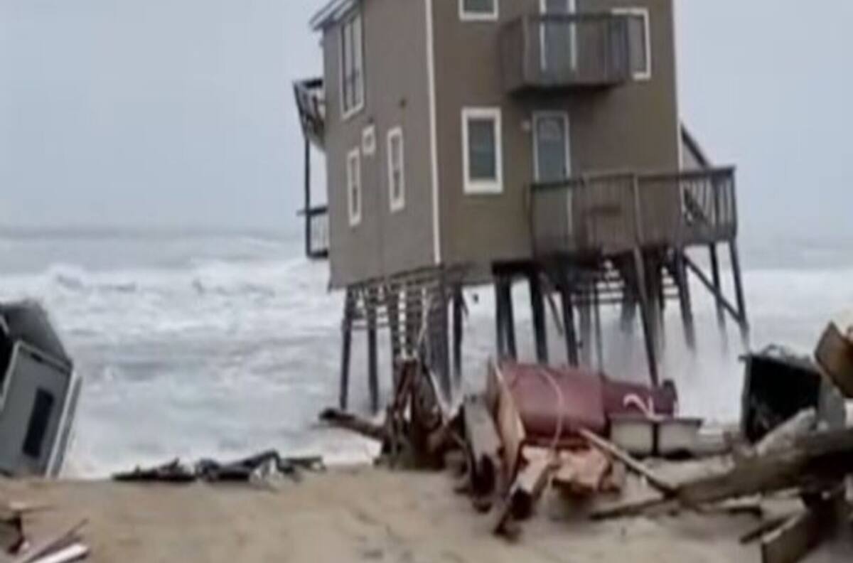 VIDEO | Increíble: Fuerte oleaje arrastró una casa al mar en Carolina del Norte
