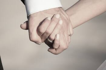 Pareja de españoles contagiados con coronavirus se casaron antes de ser sedados e intubados