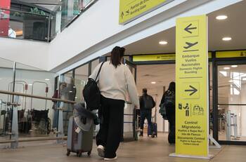 Trabajadores de Aeropuerto de Santiago deponen paro: Se habría llegado a acuerdo