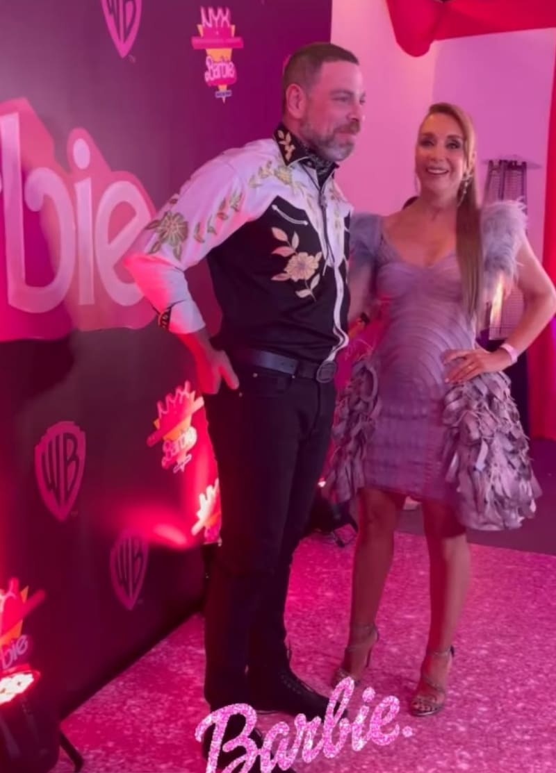 José Antonio Neme y Karen Doggenweiler esperando ver "Barbie".