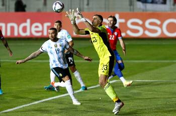 El comentario de "Papu" Gómez a "Dibu" Martínez que generó enojo entre los hinchas de La Roja