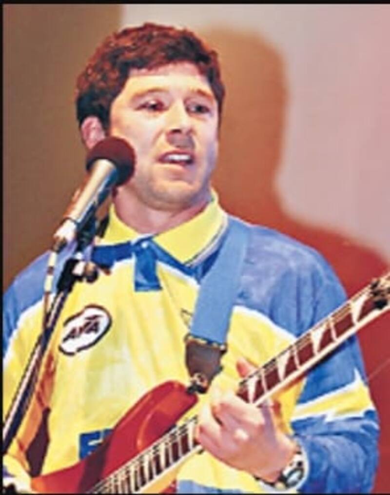 Uno de los pocos registros que existen de la banda Offside, con el ex seleccionado chileno Arturo Norambuena en la voz y guitarras. En esa agrupación tocaba Germán Tagle, hoy ayudante técnico de Nicolás Córdova en La Roja.