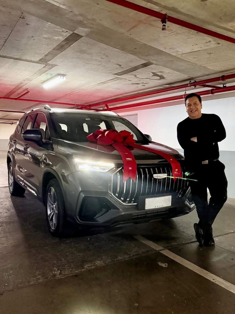 El animador lució su potente Geely.