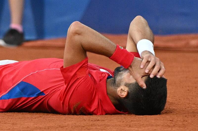 El serbio que arrastra una lesión en su rodilla derecha se medirá ante Alcaraz en la final de París 2024. EFE.