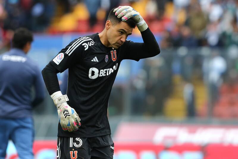 El golero renovó contrato con la U. Foto: Aton