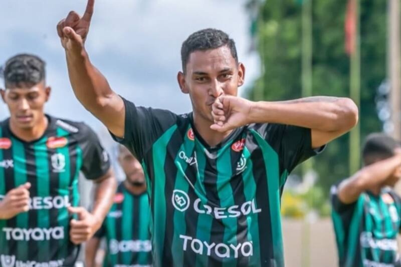 celebrando su gol en el Maringá FC.