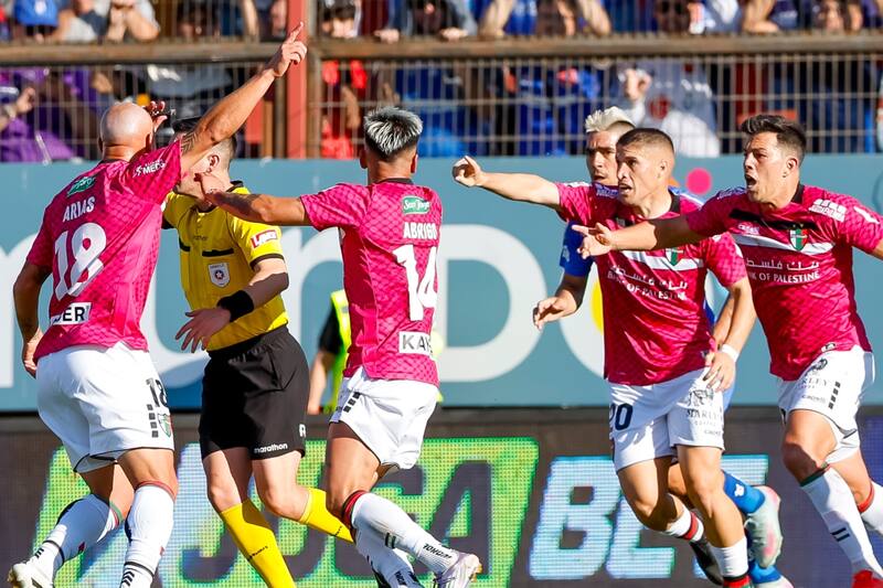 Miguel Araos decidió no cobrar un penal a Palestino por una mano de Leandro Fernández dentro del área. Foto: Agencia ATON.