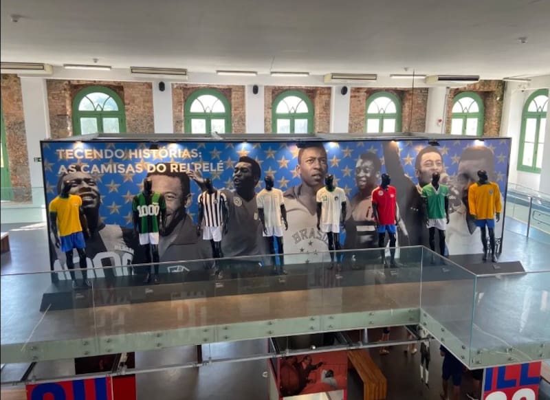 Las camisetas que vistió el más grande futbolista de todos los tiempos se lucen en una casa que se respira fútbol.