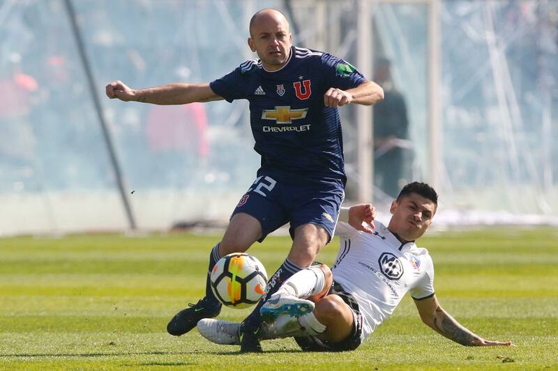 Futbol, Colo Colo vs Universidad de Chile.
Vigesimo Primera fecha, campeonato nacional 2018.
El jugador de Universidad de Chile Gustavo Lorenzetti disputa el balon con Claudio Baeza de Colo Colo durante el partido de primera division en el estadio Monumental de Santiago, Chile.
25/08/2018
Ramon Monroy/Photosport
Football, Universidad de Chile vs O'Higgins.
Twenty-first date, National Championship 2018.
Universidad de Chile's player Gustavo Lorenzetti battles for the ball against Claudio Baeza of Colo Colo during the first division football match held at the Monumental stadium in Santiago, Chile.
25/08/2018
Ramon Monroy/Photosport