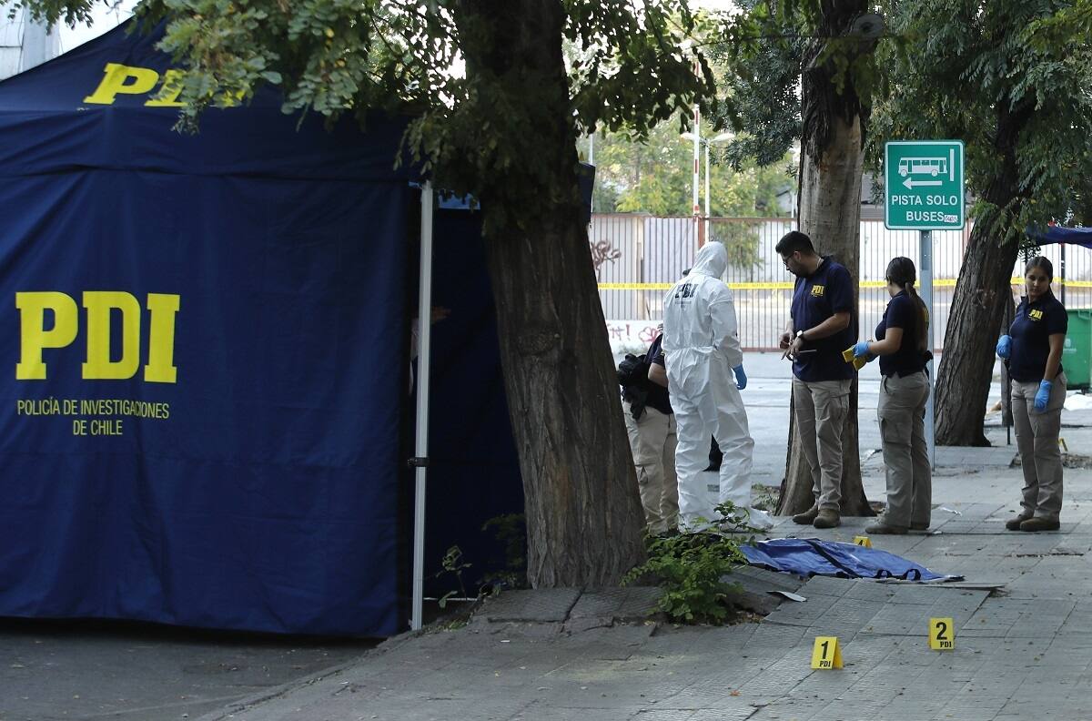 Encuentran cadáver en la vía pública en la comuna de Conchalí