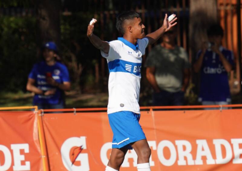 Leenhan Romero defendiendo a la Sub-17 de Universidad Católica.