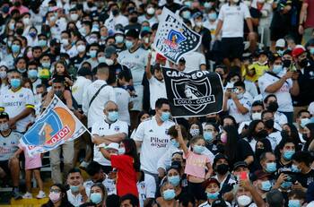 FOTO | Hincha con rasgos asiáticos se lució con la camiseta de Colo Colo en partido de La Roja