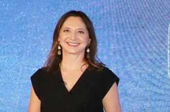 “No nos quedó otra”: Mónica Pérez saca risas tras realizar despacho en vivo de peculiar forma