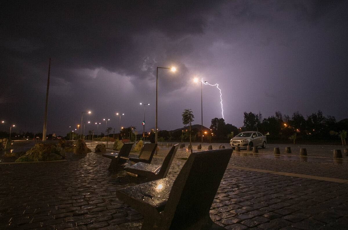 Emiten alerta por riesgo de tormentas eléctricas para las regiones de Valparaíso y Metropolitana