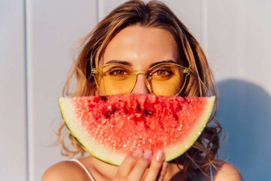 Expertos recomiendan frutas y verduras para mantener el cuerpo hidratado durante las jornadas de calor.