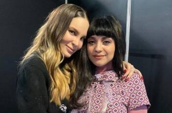 Mon Laferte recibió especial visita de Belinda y su madre: Le llevaron regalos a ella y a su bebé