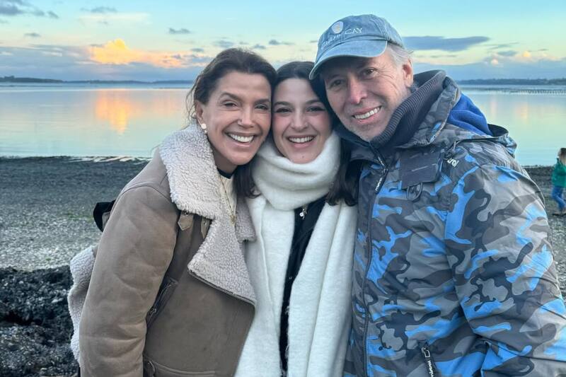 La familia Sothers-Arregui compartiendo un lindo momento.