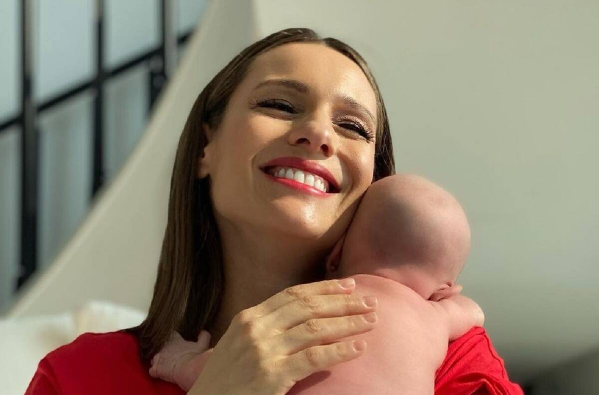 "Estás empezando a dar tus primeros pasitos": Pampita Ardohain desató la ternura con postal de su bebé, Ana, intentando ponerse de pie