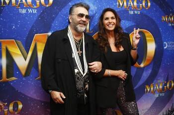 Lucero y Manuel Mijares apoyan a su hija, Lucerito, en el estreno de la obra El Mago de Oz (The Wiz)