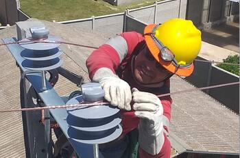 Trágica muerte de trabajador que fue aplastado por poste de luz