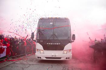 VIDEO | Como en Sudamérica: canadienses recibieron con bengalas a su Selección en Toronto en vísperas de una histórica clasificación a Qatar