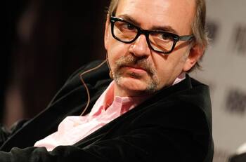 Luis Gnecco ha tenido una evolución positiva tras ser internado por brote de covid en la obra "Orquesta de señoritas"