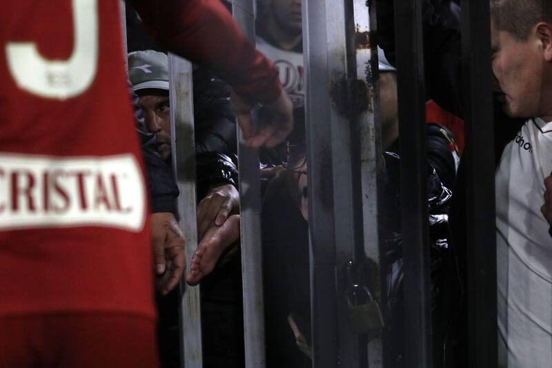 Hinchas de Universitario de Perú asustados por lo ocurrido en el Monumental