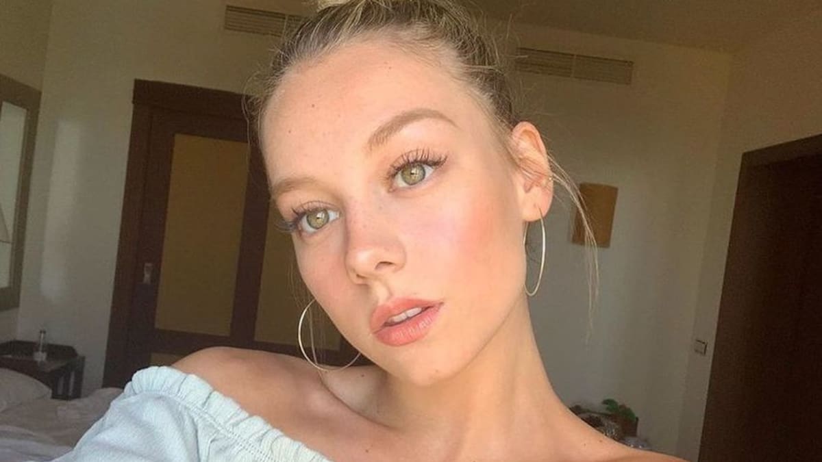 Ester Expósito se lució como la "chica de rojo" para Yves Saint Laurent