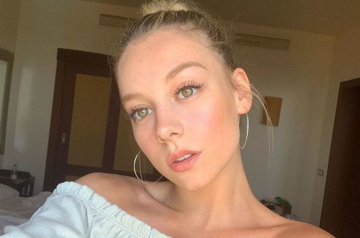 Ester Expósito se lució como la "chica de rojo" para Yves Saint Laurent