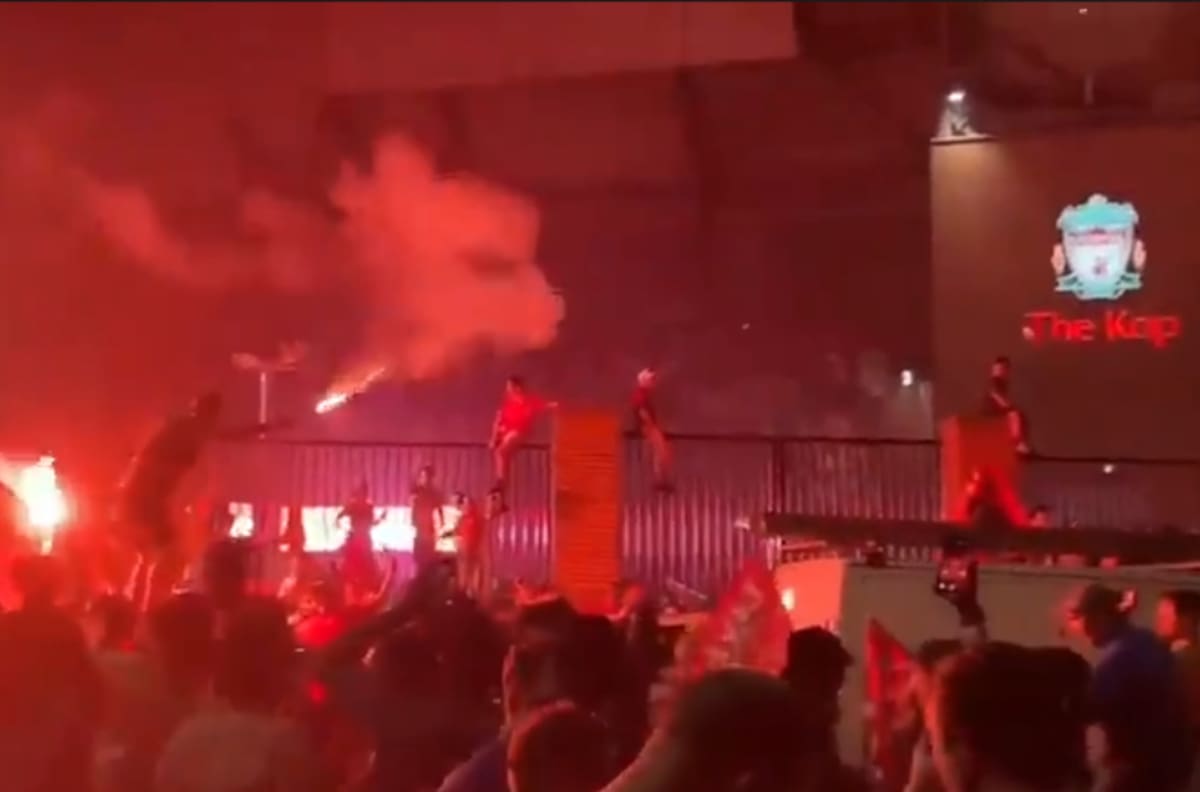 ¡Chao distanciamiento! Hinchas de Liverpool celebran en masa en las afueras de Anfield