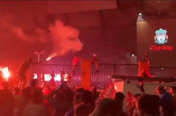 ¡Chao distanciamiento! Hinchas de Liverpool celebran en masa en las afueras de Anfield