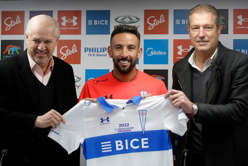 Juan Tagle y José María Buljubasich en la presentación de Mauricio Isla como nuevo jugador de la UC. Foto: Aton.