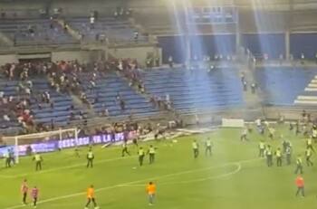 VIDEO | Nuevo escándalo: hinchas ingresan a la cancha y se enfrentan en pleno partido del fútbol colombiano