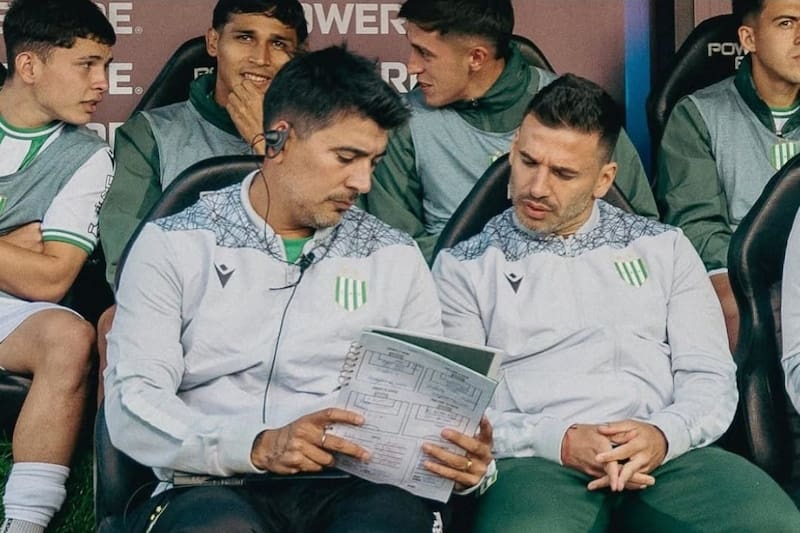 . (A la izquierda), en su época en Banfield.