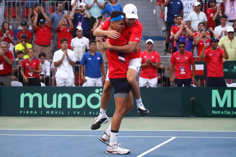 celebrando con Nicolás Massú el triunfo ante Juan Pablo Varillas.