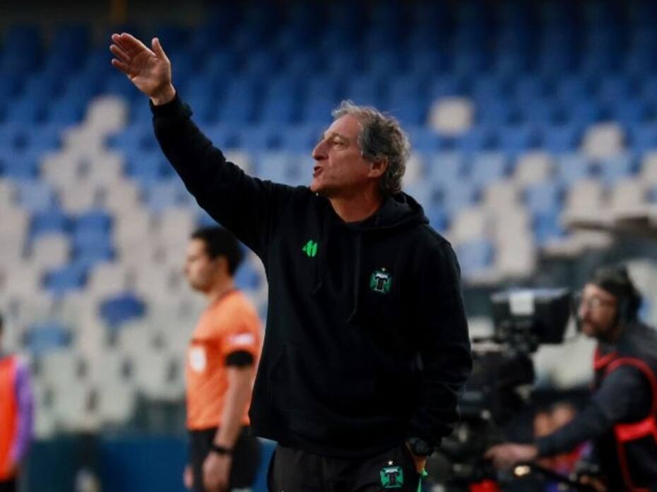 El técnico llegó a dirigir la práctica de Deportes Temuco este martes a la espera de destrabar su salida del club. Foto: Agencia Aton.