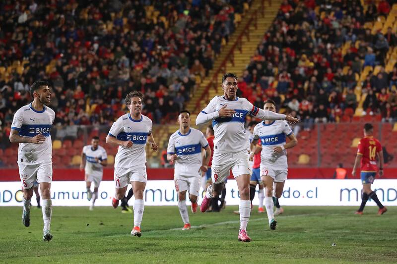 El jugador de Universidad Catolica Fernando Zampedri celebra su gol contra Union Espanola.