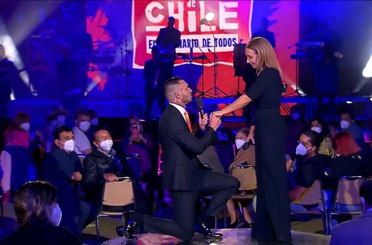 “Todo esto es gracias a ti”: Mauricio Pinilla se arrodilló en vivo y le dio especial agradecimiento a Karen Doggenweiler en “La Fiesta de Chile”