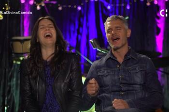 "Yo cagué con esta huev...": Carola Varleta y Ricardo Fernández regalan hilarante momento al cantar "Hay un límite" en "La Divina Comida"